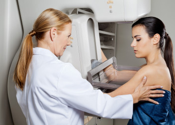 mamograf_vysetreni_prsu_pacientka_lekarka_screening
