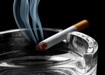kouřící cigareta odložená na popelníku