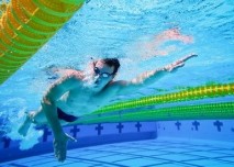 muž plavec v bazénu