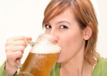 žena pijící pivo