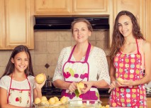 ženy všech generací v kuchyni