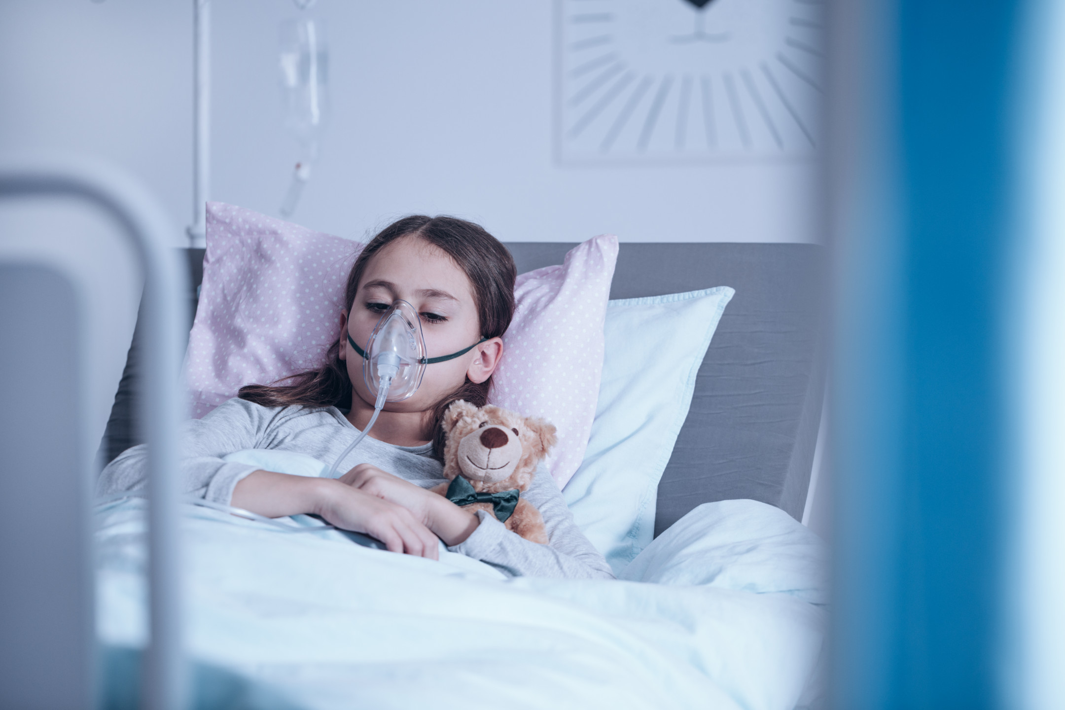 Девушка в кислородной маске в больнице