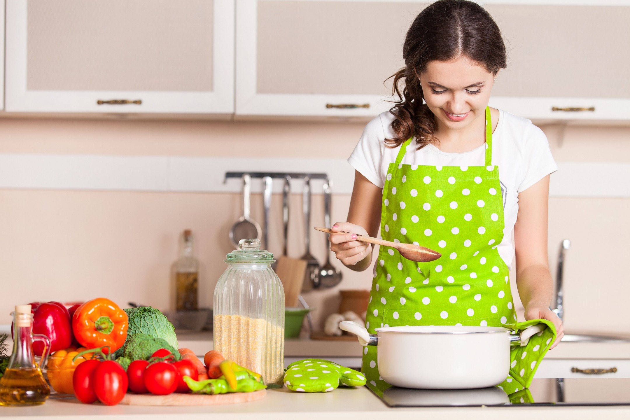 Молодая домохозяйка. Хозяйка на кухне. Женщина на кухне. Кухня Хозяюшка. Готовка на кухне.